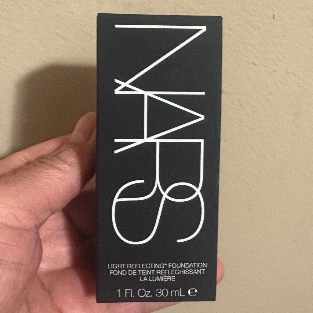NARS Light Reflecting Foundation in MEDIUM 2.25 LANAI Brand New Never Used.